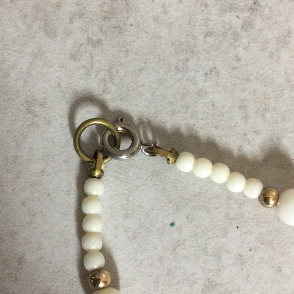 Shell with white and gold beads necklace - Picture 6 of 7